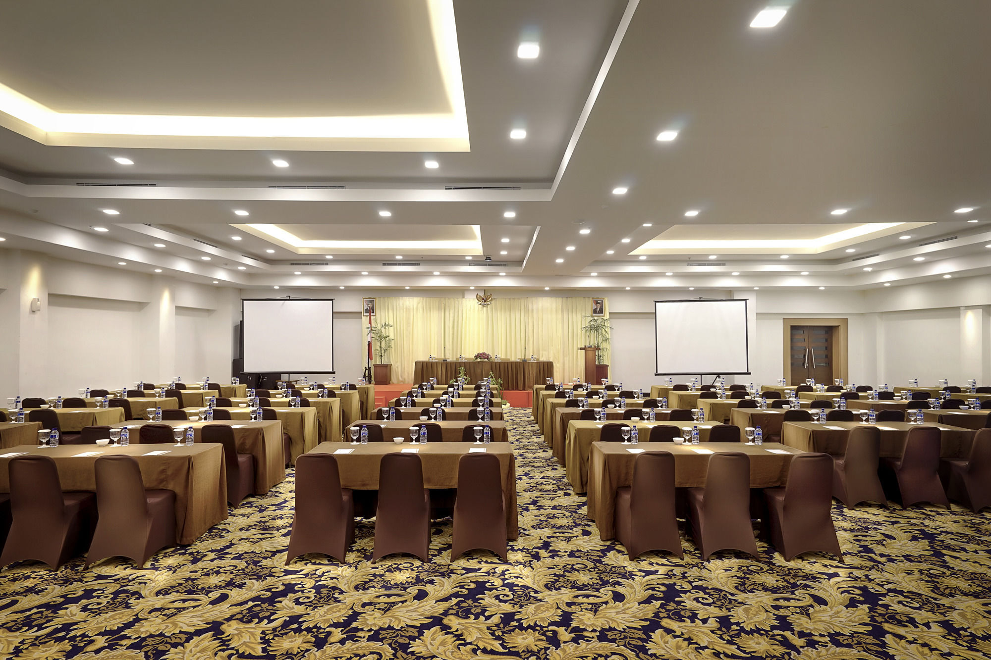 Cavinton Hotel Malioboro Yogyakarta By Tritama Hospitality Exterior photo